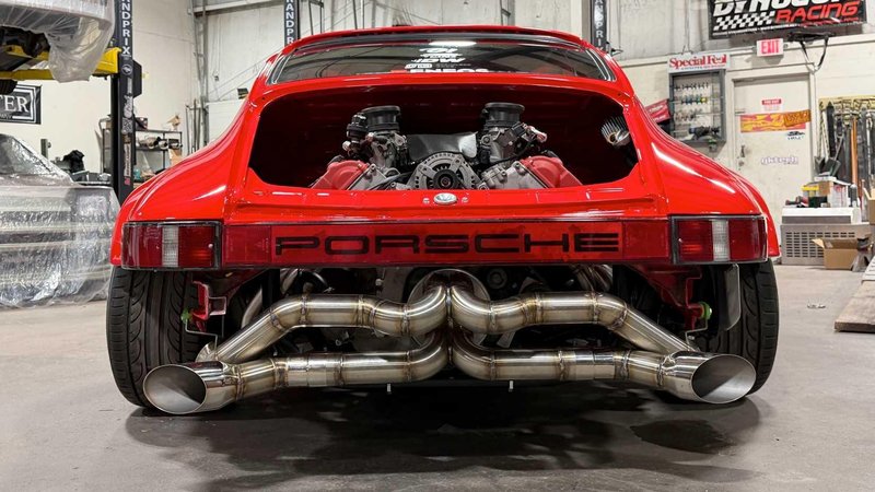 Bogoskrunstvo ali genialna presaditev: Ferrarijev osemvaljnik v legendarnem Porscheju 911