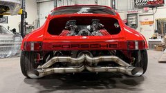 Bogoskrunstvo ali genialna presaditev: Ferrarijev osemvaljnik v legendarnem Porscheju 911