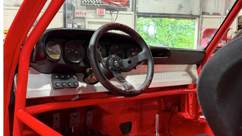 Bogoskrunstvo ali genialna presaditev: Ferrarijev osemvaljnik v legendarnem Porscheju 911