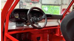 Bogoskrunstvo ali genialna presaditev: Ferrarijev osemvaljnik v legendarnem Porscheju 911