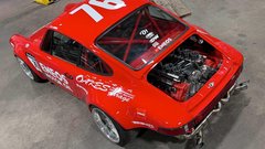 Bogoskrunstvo ali genialna presaditev: Ferrarijev osemvaljnik v legendarnem Porscheju 911