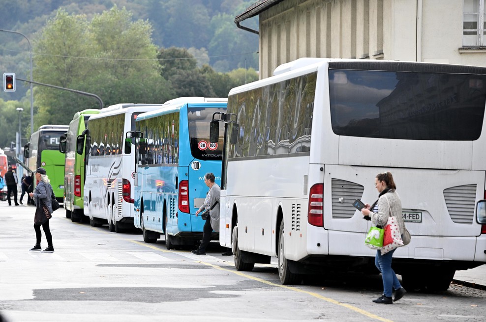 "Spregledal" je parkiran avtobus, a na koncu je bila to zanj še najmanjša skrb (foto: Žiga Živulović/BoBo)