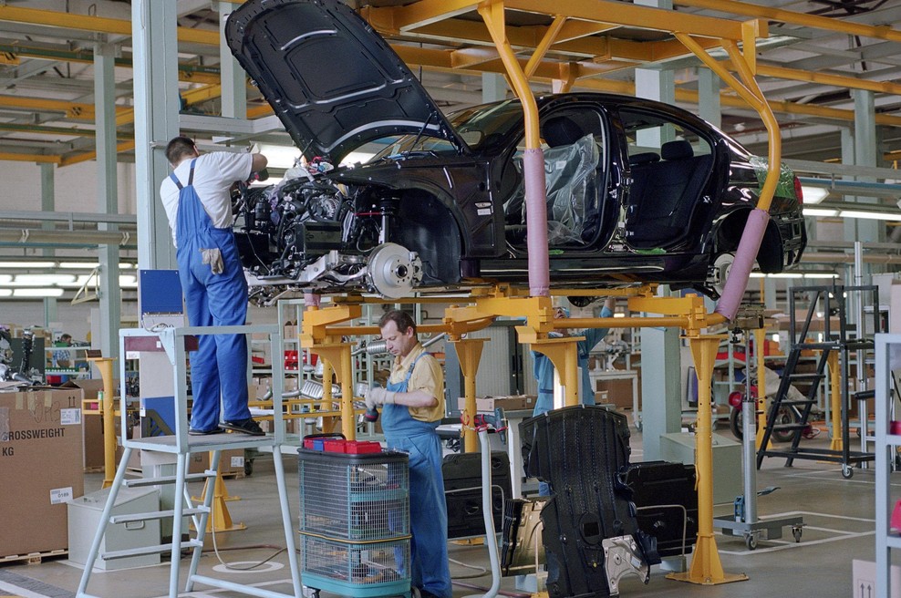 Rusi se ne dajo: kljub umiku znamke že pred štirimi leti, še vedno tam nastajajo "novi" BMW-ji. Ampak kako ... (VIDEO) (foto: Profimedia)