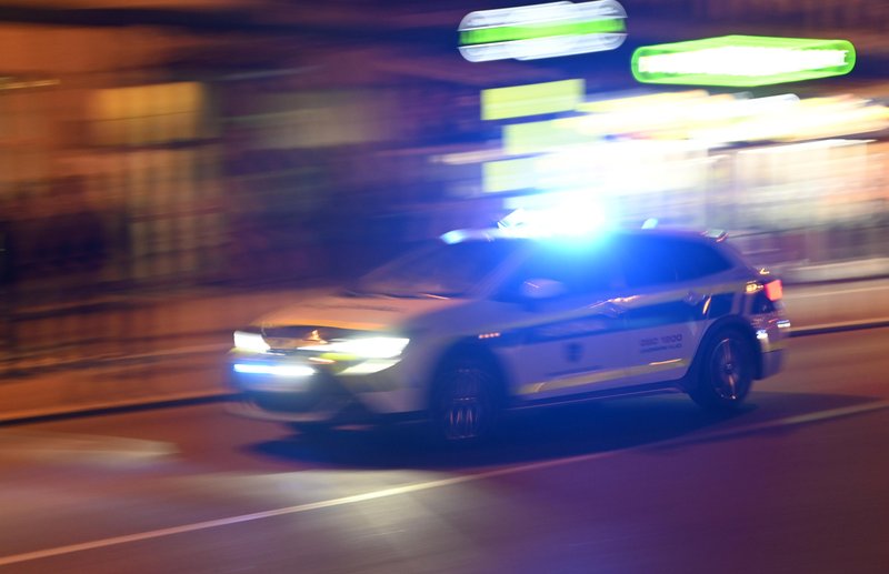 Modre luči niso prošnja za uvidevnost, ampak opozorilni znak za umik