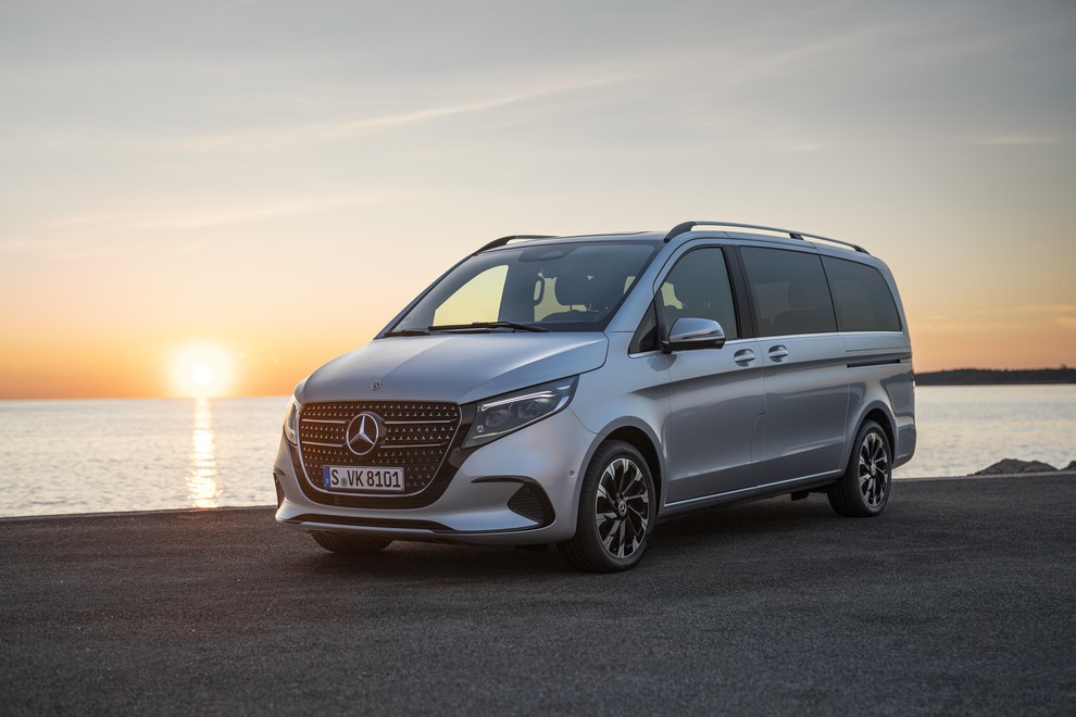 Mercedes-Benz razred V Za skupinska potovanja in vožnje s spremstvom naj bi uporabljal tudi Mercedes-Benz V-Class. Prostoren luksuzni enoprostorec je …