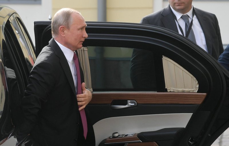 Putin je ukazal zamenjavo službenih avtomobilov za ruske, a birokracija še vedno vozi tuje