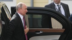 Putin je ukazal zamenjavo službenih avtomobilov za ruske, a birokracija še vedno vozi tuje