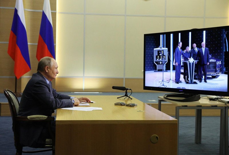 Putin je ukazal zamenjavo službenih avtomobilov za ruske, a birokracija še vedno vozi tuje