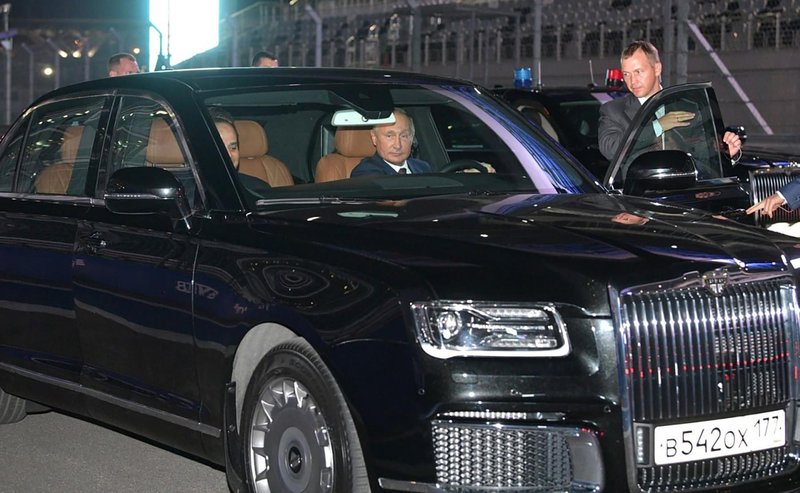 Putin je ukazal zamenjavo službenih avtomobilov za ruske, a birokracija še vedno vozi tuje