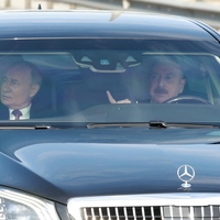 Putin je ukazal zamenjavo službenih avtomobilov za ruske, a birokracija še vedno vozi tuje
