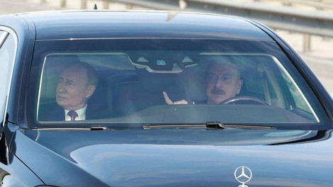 Putin je ukazal zamenjavo službenih avtomobilov za ruske, a birokracija še vedno vozi tuje