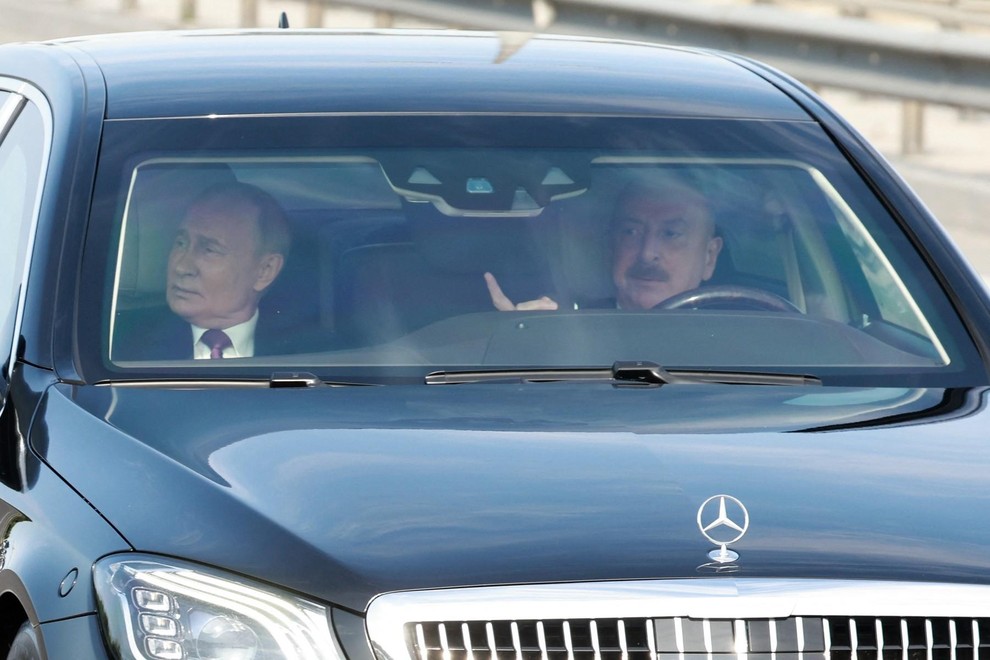 Putin je ukazal zamenjavo službenih avtomobilov za ruske, a birokracija še vedno vozi tuje