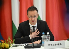 Bil je minister v vladi, ki je odobrila gradnjo tovarne kitajskemu velikanu, sedaj pa ima novo službo. Uganite, kje