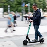 Eksplozija nesreč z električnimi skiroji, na vidiku so številni ukrepi