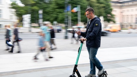 Eksplozija nesreč z električnimi skiroji, na vidiku so številni ukrepi
