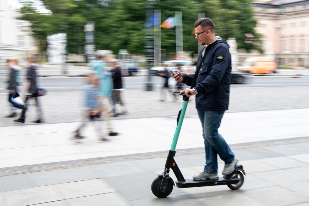 Eksplozija nesreč z električnimi skiroji, na vidiku so številni ukrepi