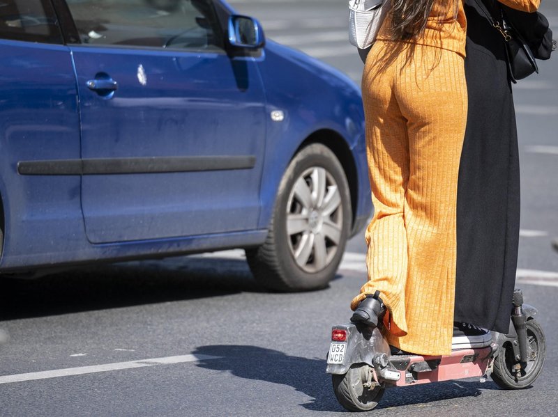 Eksplozija nesreč z električnimi skiroji, na vidiku so številni ukrepi