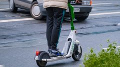 
                                                         Eksplozija nesreč z električnimi skiroji, na vidiku so številni ukrepi