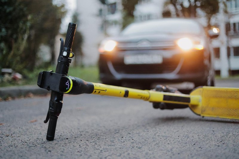 Eksplozija nesreč z električnimi skiroji, na vidiku so številni ukrepi