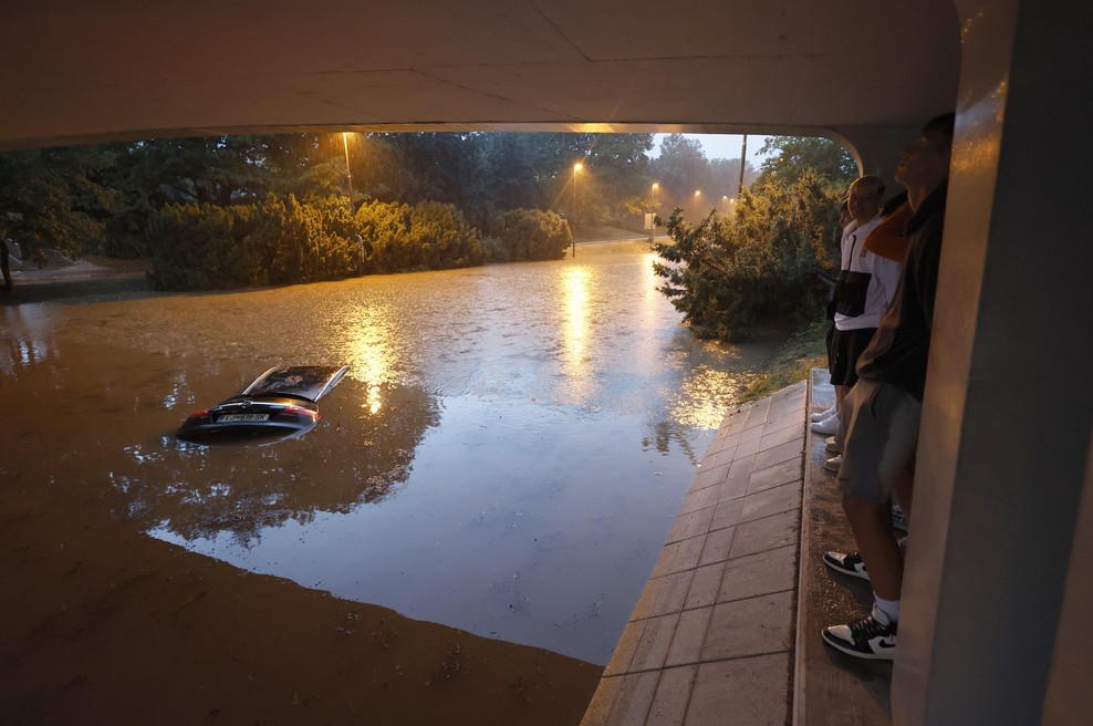 Tako se bo Ljubljana spopadla s plavajočimi avtomobili v podvozih. A še vedno bo veliko odvisno od (pameti) voznikov (VIDEO) (foto: Borut Živulović/BoBo)