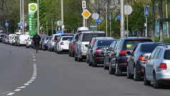 V Rusiji vse bolj očiten paradoks energetske velesile: dolge kolone in omejitve pri gorivu