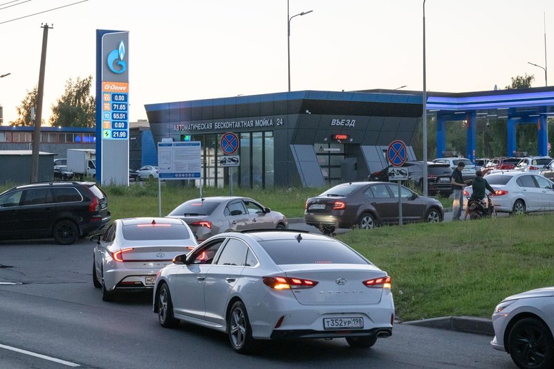 V Rusiji vse bolj očiten paradoks energetske velesile: dolge kolone in omejitve pri gorivu