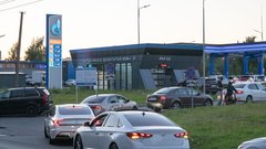 V Rusiji vse bolj očiten paradoks energetske velesile: dolge kolone in omejitve pri gorivu