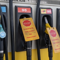 V Rusiji vse bolj očiten paradoks energetske velesile: dolge kolone in omejitve pri gorivu