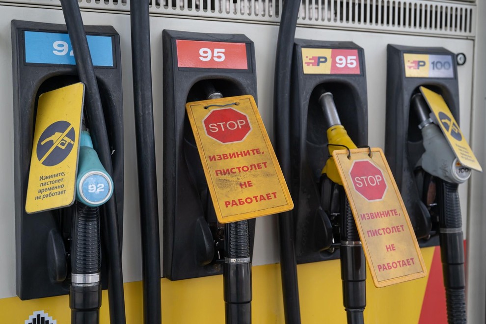 V Rusiji vse bolj očiten paradoks energetske velesile: dolge kolone in omejitve pri gorivu