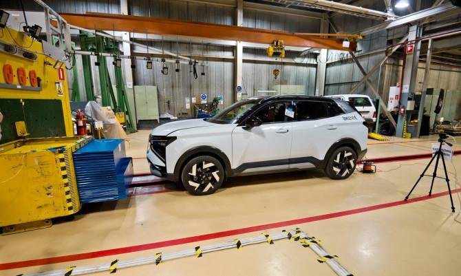 Novi križanec Lada Azimut je uspešno prestal varnostne teste…seveda ne evropskih