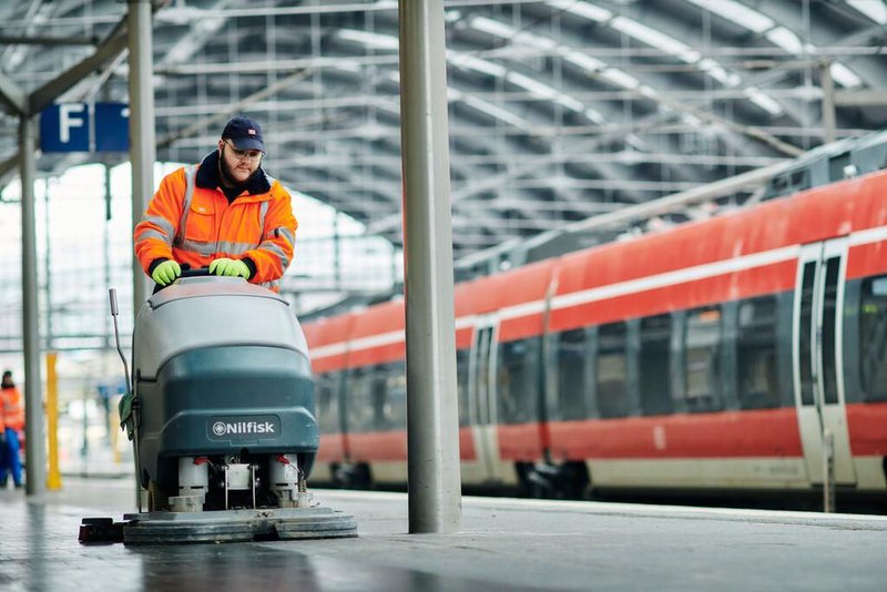 Nič več piva na železniškem peronu, kmalu prepoved alkohola na vseh postajah