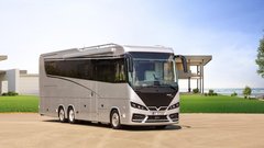 Avtodom za 2,2 milijona evrov in z garažo za klasičen športni avtomobil