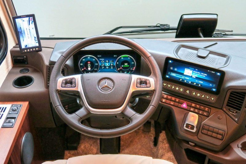 Avtodom za 2,2 milijona evrov in z garažo za klasičen športni avtomobil