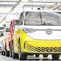 Volkswagen ID. Buzz bi lahko imel tudi hibridni pogon, a se je zalomilo