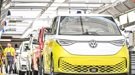 Volkswagen ID. Buzz bi lahko imel tudi hibridni pogon, a se je zalomilo