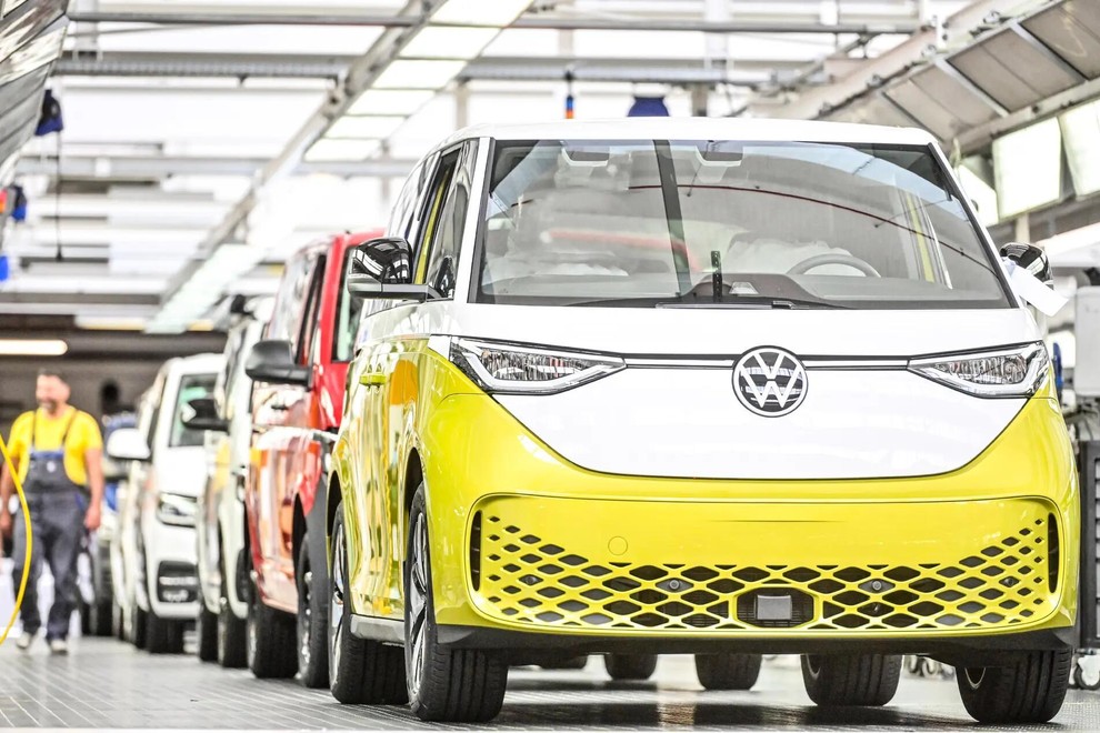 Volkswagen ID. Buzz bi lahko imel tudi hibridni pogon, a se je zalomilo