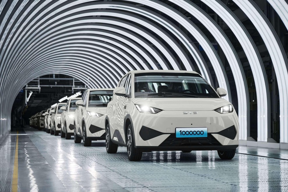 Na Kitajskem se tepejo za vsakega kupca, BYD pa je našel rešitev: isti avto v Nemčiji stane več kot dvakrat toliko