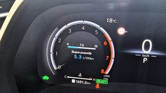 
                                                         Test: Lexus LBX 1.5 Vibrant - Ko se mora luksuz zadovoljiti z dobrimi štirimi metri