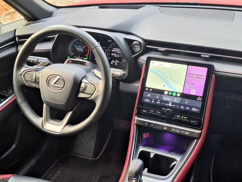 Test: Lexus LBX 1.5 Vibrant - Ko se mora luksuz zadovoljiti z dobrimi štirimi metri
