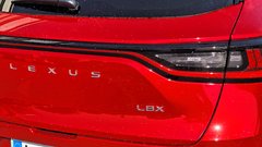 
                                                         Test: Lexus LBX 1.5 Vibrant - Ko se mora luksuz zadovoljiti z dobrimi štirimi metri