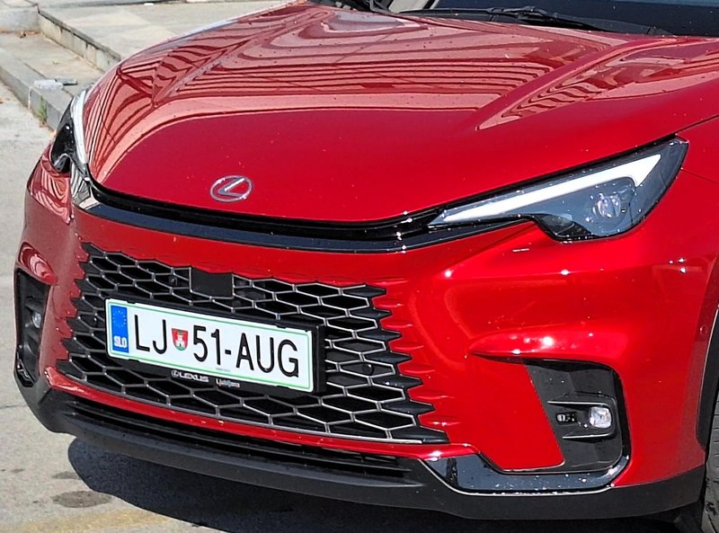 Test: Lexus LBX 1.5 Vibrant - Ko se mora luksuz zadovoljiti z dobrimi štirimi metri