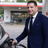 Zoran Stevanović se hvali s cenami bencina pri nas: ljudje ogorčeni nad njegovo neresnično izjavo