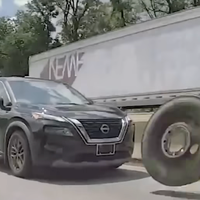 Neverjetno dogajanje na avtocesti. Vse skupaj bi se z lahkoto končalo tragično (VIDEO)