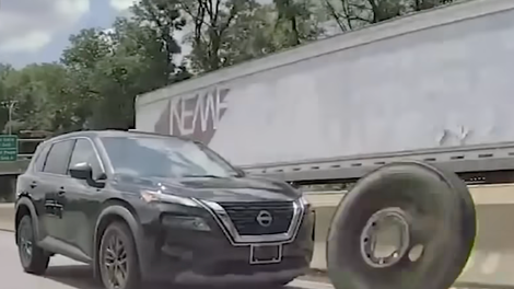 Neverjetno dogajanje na avtocesti. Vse skupaj bi se z lahkoto končalo tragično (VIDEO)