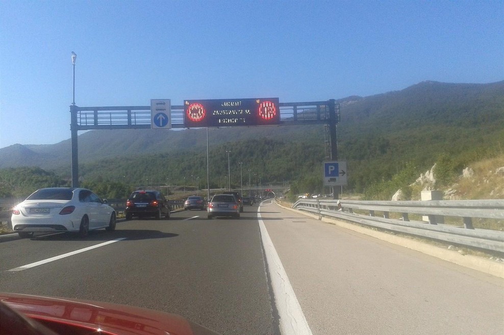 Na eni ključnih hrvaških prometnic proti Dalmaciji opazili nepovabljenega gosta. Nevarnost je velika, to so sprejeti ukrepi (foto: Profimedia)