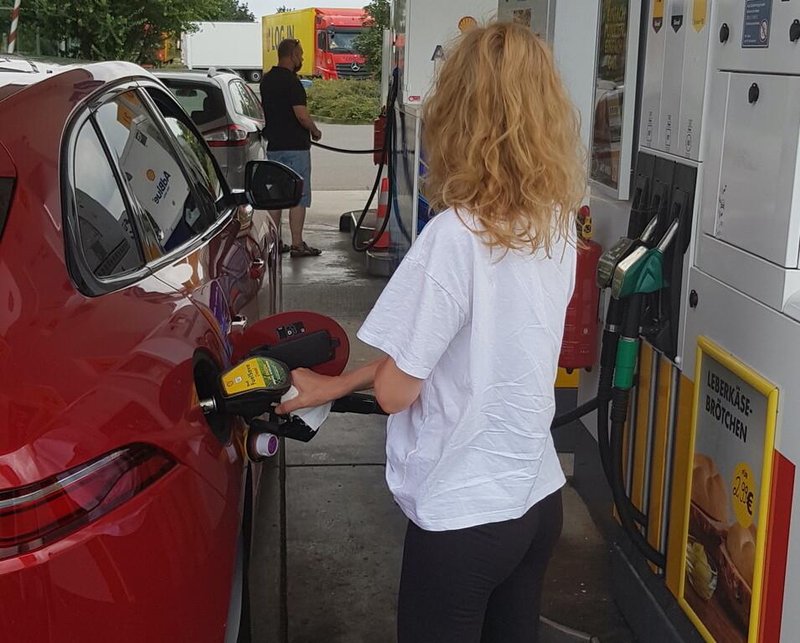 Strožji nadzor nad trgovci z gorivi, morda tudi davek na izjemni krizni dobiček