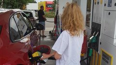Strožji nadzor nad trgovci z gorivi, morda tudi davek na izjemni krizni dobiček