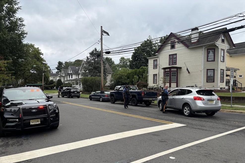 Ne boste verjeli v kaj se je, v lovu na prekrškarje, preoblekel ta policist. Zraven pa je razkril še pravi, avtomobilski biser (foto: Dunellen Borough PD)