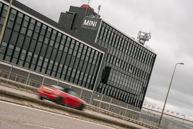 Državna pomoč avtomobilski industriji: Britanci se v boj s kitajskimi proizvajalci odpravljajo z milijoni funtov v žepu