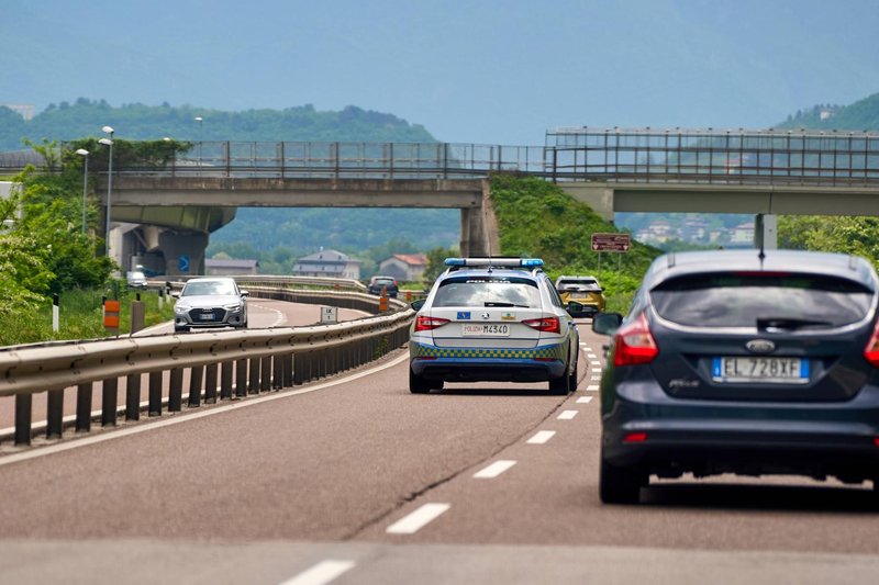 Deset evrov za vsak kilometer na uro previsoke hitrosti. O tem razmišljajo pri zahodnih sosedih